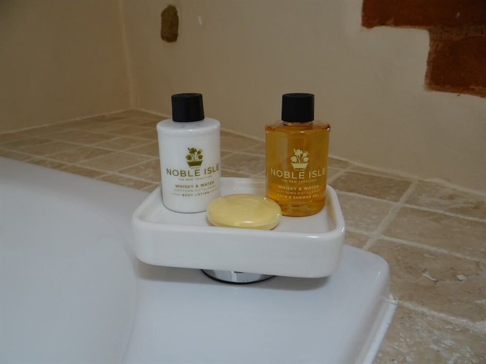 The Wayside and Whisky Barn Deluxe Twin Room, Ensuite, Garden View (Room 1) 4