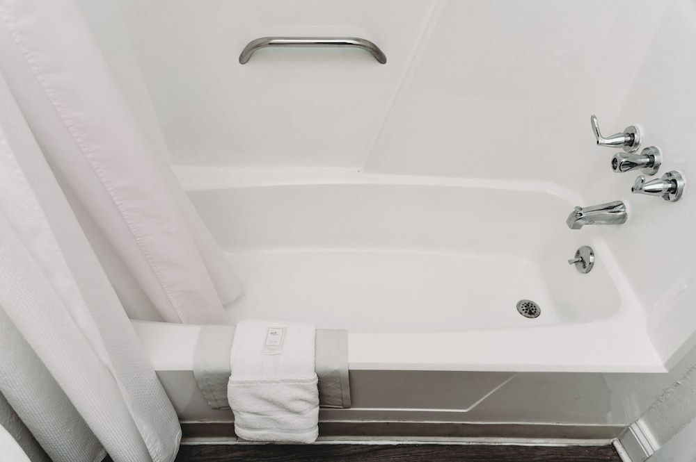 Bicentennial Inn Double Room, 2 Double Beds 6