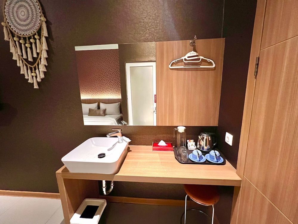 Deli Hotel Economy Room, 1 Queen Bed 6