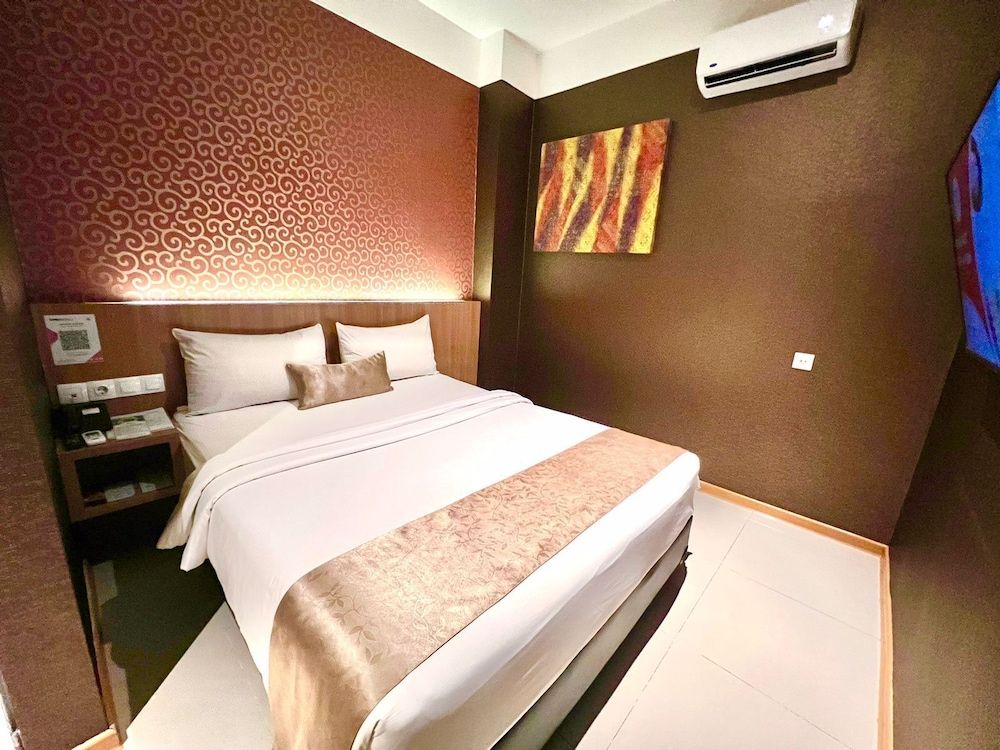 Deli Hotel Economy Room, 1 Queen Bed 4