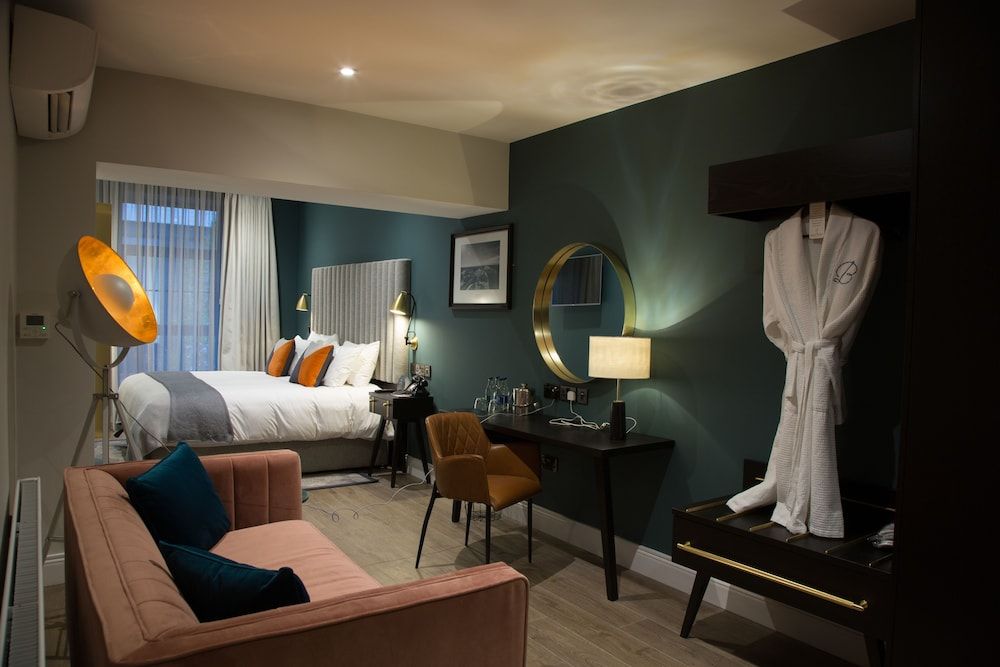 Suite, 1 King Bed, Accessible
