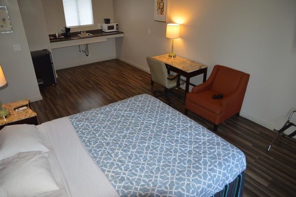 Glass Slipper Inn - Stanford Palo Alto Family Suite, Multiple Beds 2