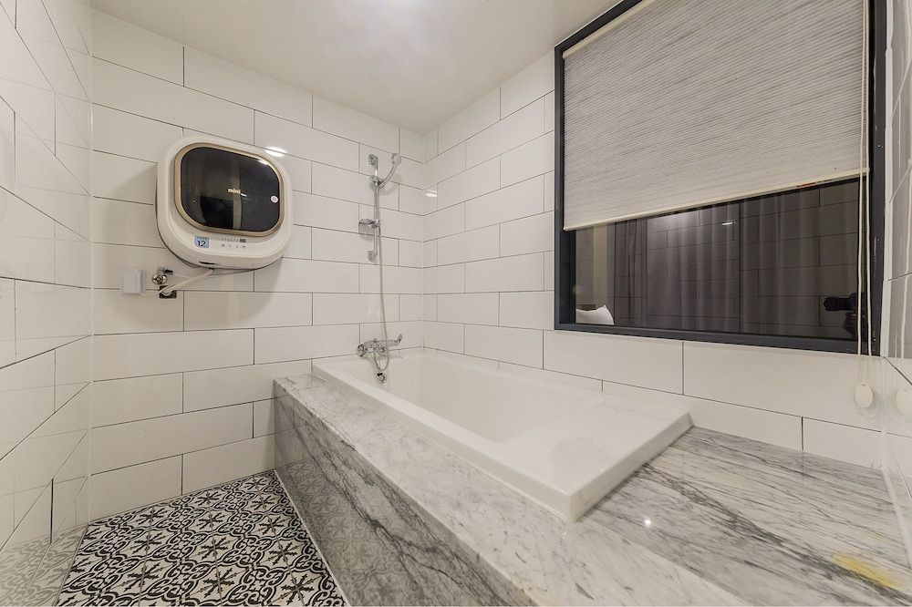 Deep Soaking Bathtub