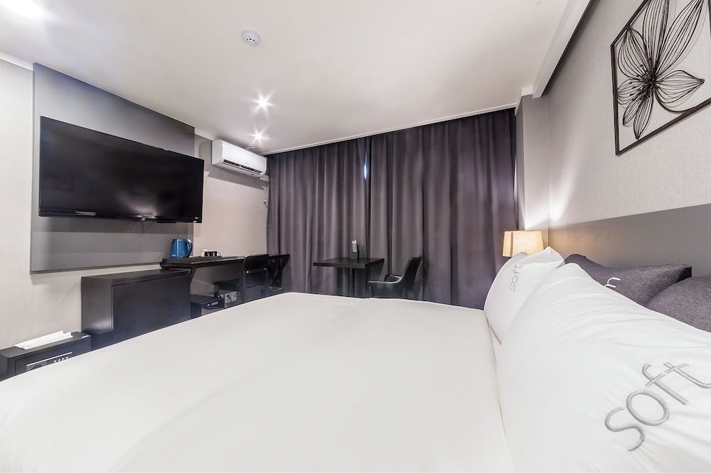 Pyeongtaek Stay Hotel Deluxe Double Room - Breakfast for 1 Included (Not on Sundays)/Free Screen Golf