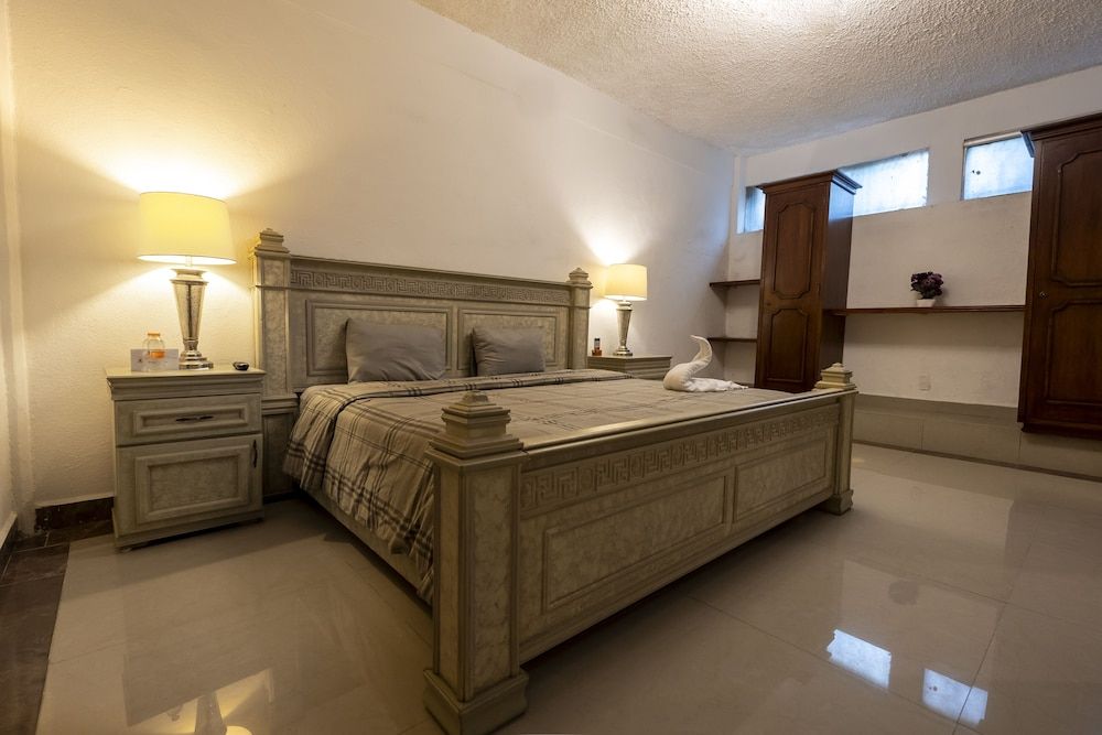 Hotel Villa Florencia Comfort Suite, 1 King Bed, Accessible 3