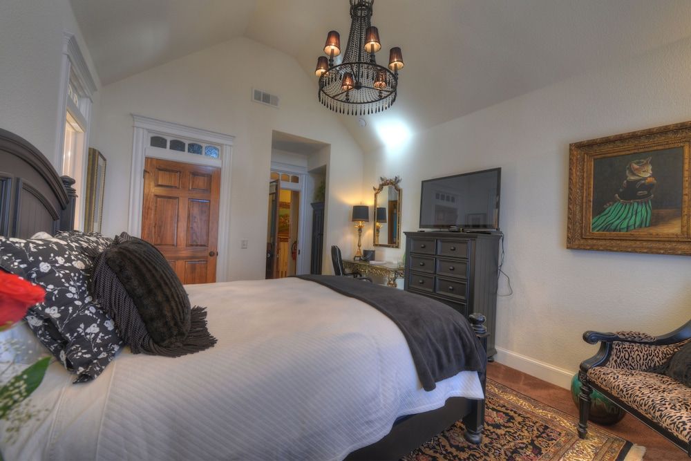 The Victoria B & B The Camelot 5