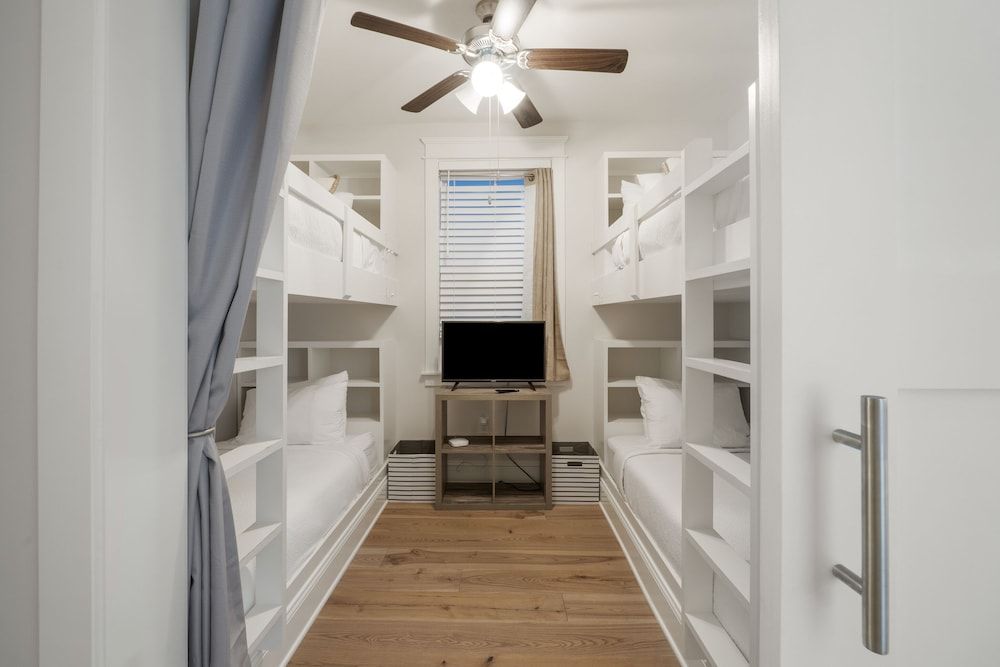 House, 4 Bedrooms (Allen Beach Cottage)