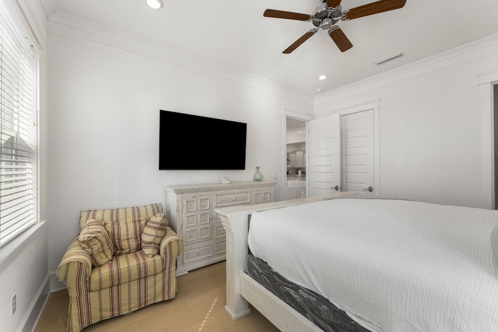 House, 6 Bedrooms (Don't Worry Beach Happy)