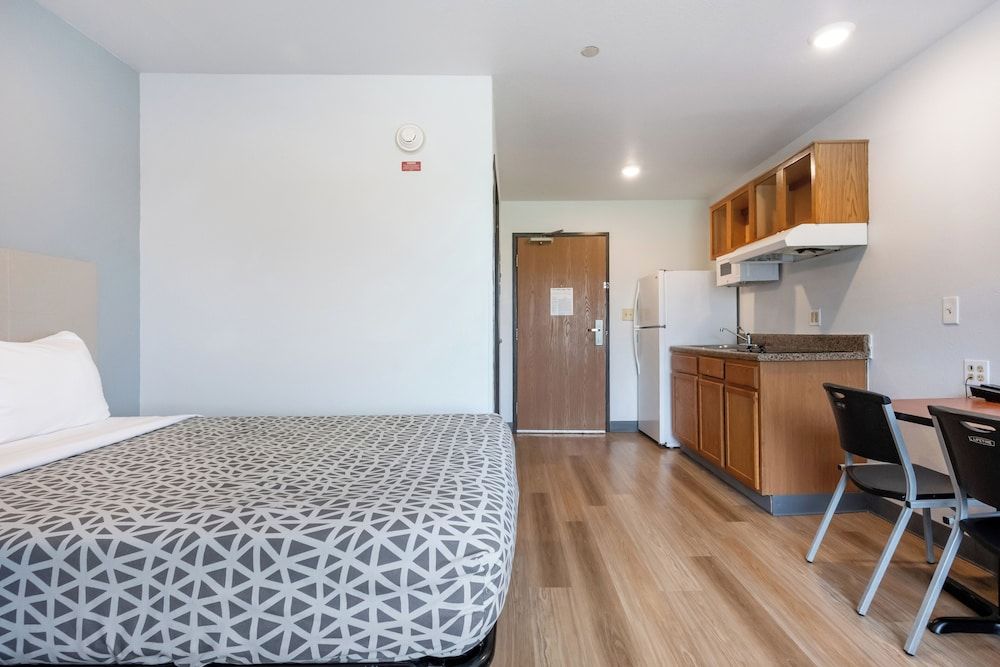 Room, 1 Queen Bed, Smoking (Efficiency)