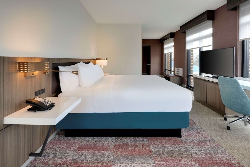 Deluxe Room, 1 King Bed, City View