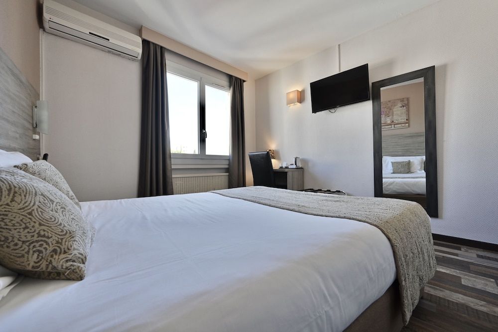 Hotel La Rotonde Comfort Double or Twin Room, Private Bathroom 6