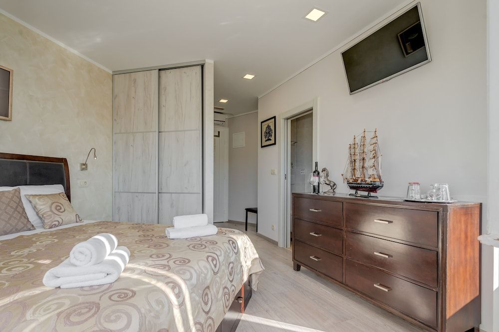 undefined Metropole Luxury Rooms 9