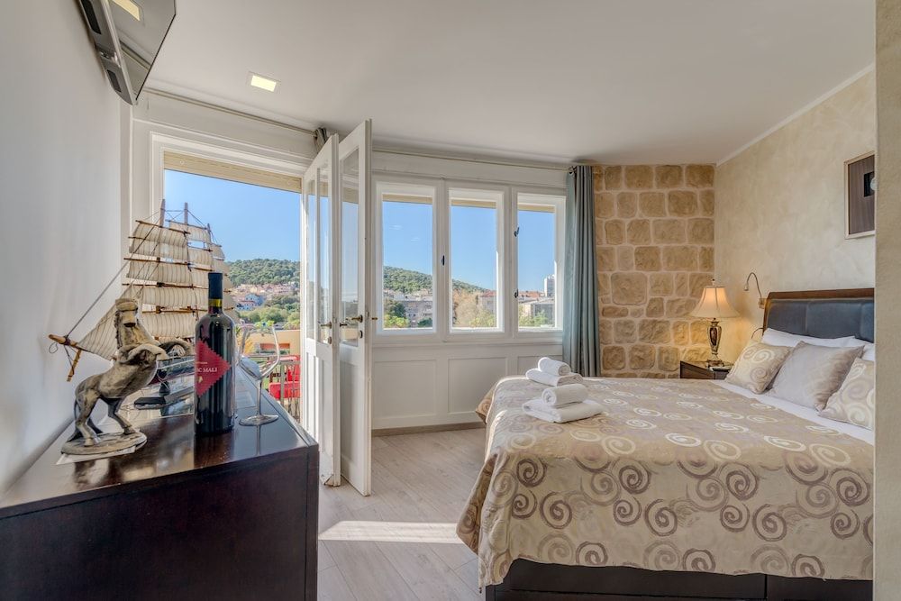 undefined Metropole Luxury Rooms 6
