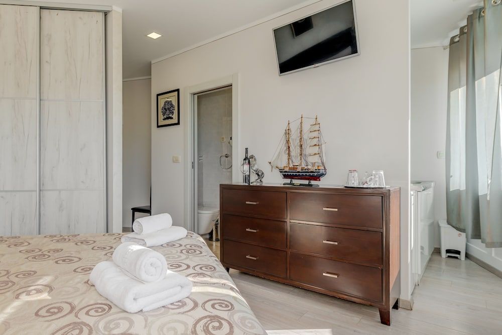 undefined Metropole Luxury Rooms 8