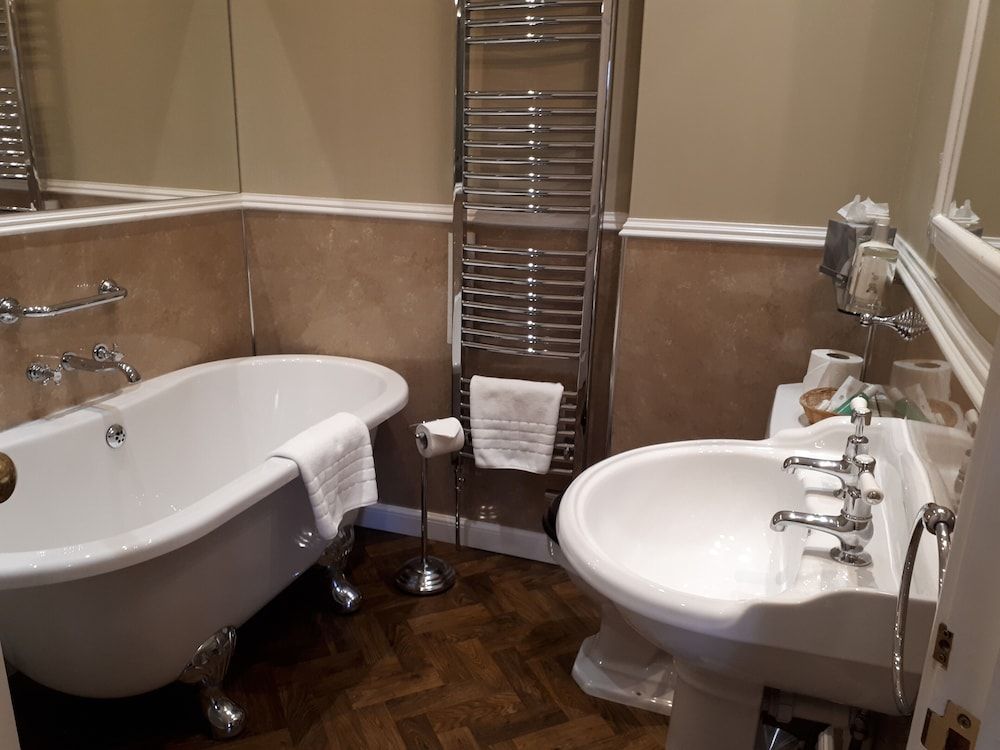 Deep Soaking Bathtub