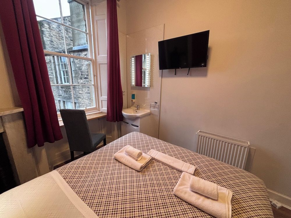 Regent House Hotel Double Room, Shared Bathroom (3rd floor, no lift ) 9