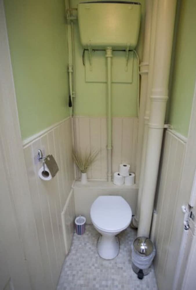 Regent House Hotel Double Room, Shared Bathroom (3rd floor, no lift ) 6