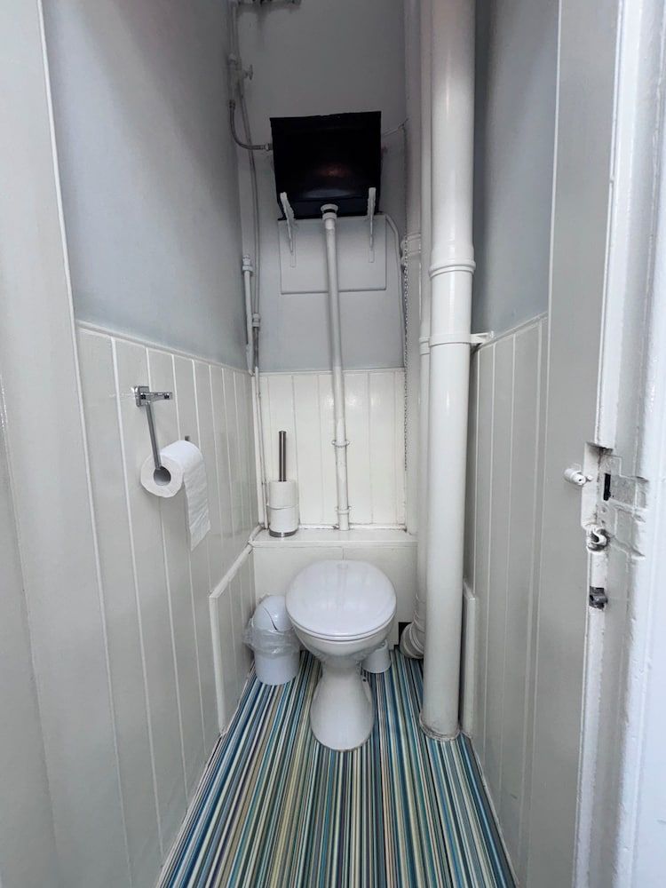 Regent House Hotel Double Room, Shared Bathroom (3rd floor, no lift ) 8