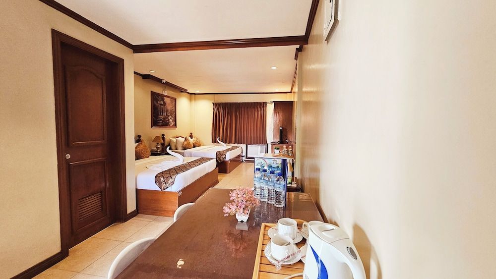 Subic Waterfront Resort And Hotel Executive Room, 2 Queen Beds, Pool View 6