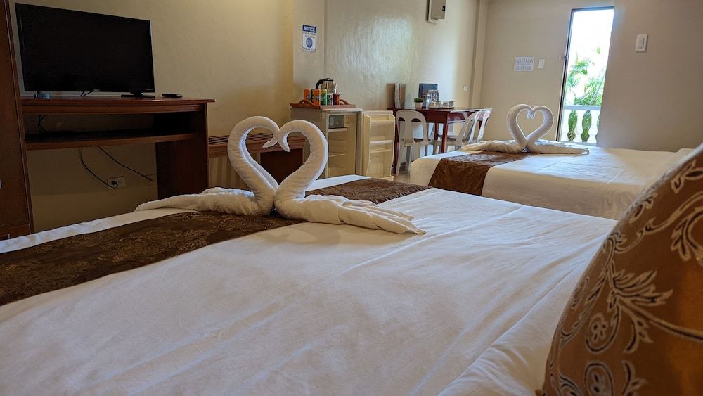 Subic Waterfront Resort And Hotel Executive Room, 2 Queen Beds, Pool View 3