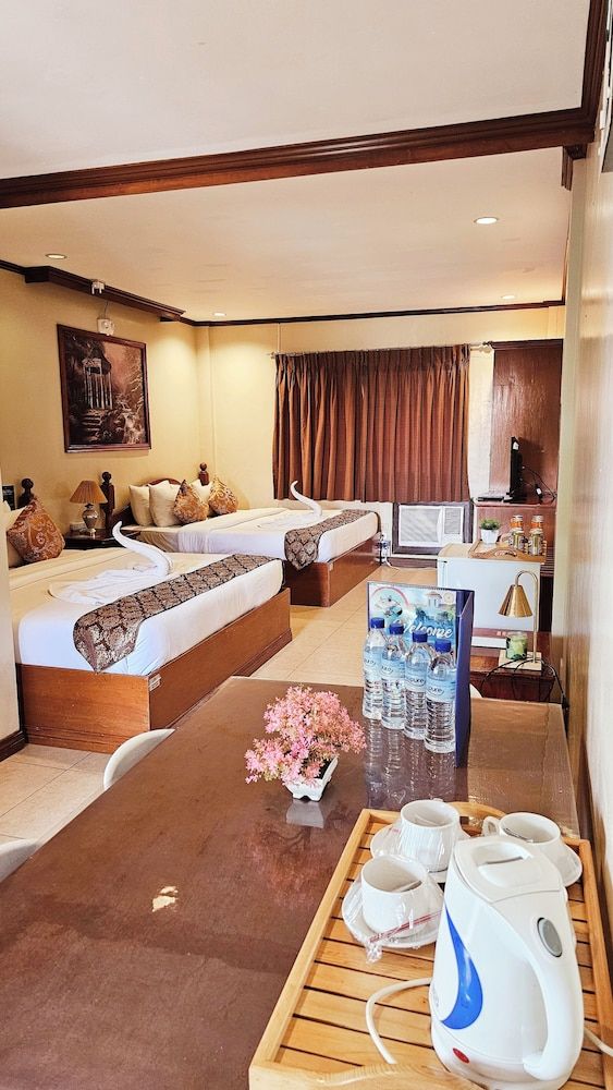 Subic Waterfront Resort And Hotel Executive Room, 2 Queen Beds, Pool View 5