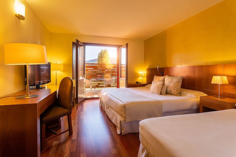 Hotel Izán Puerta de Gredos Triple Room + hot tub + free wifi (2 adults + 1 children)