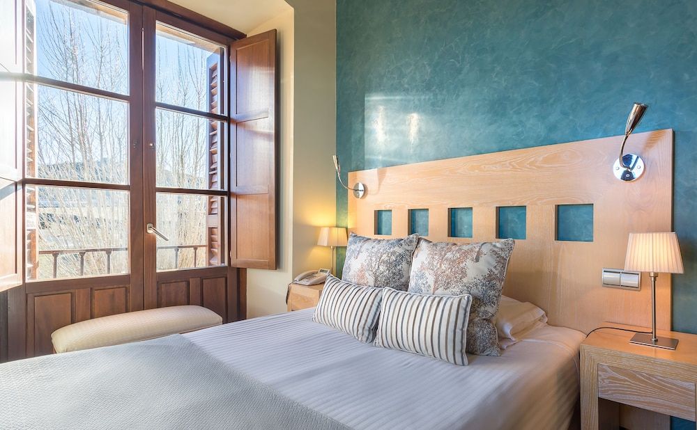 Hotel Izán Puerta de Gredos Double Room Single Use + hot tub + free wifi