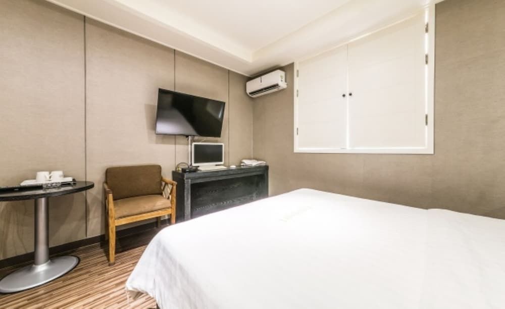 Rampart Hotel Double Room 9