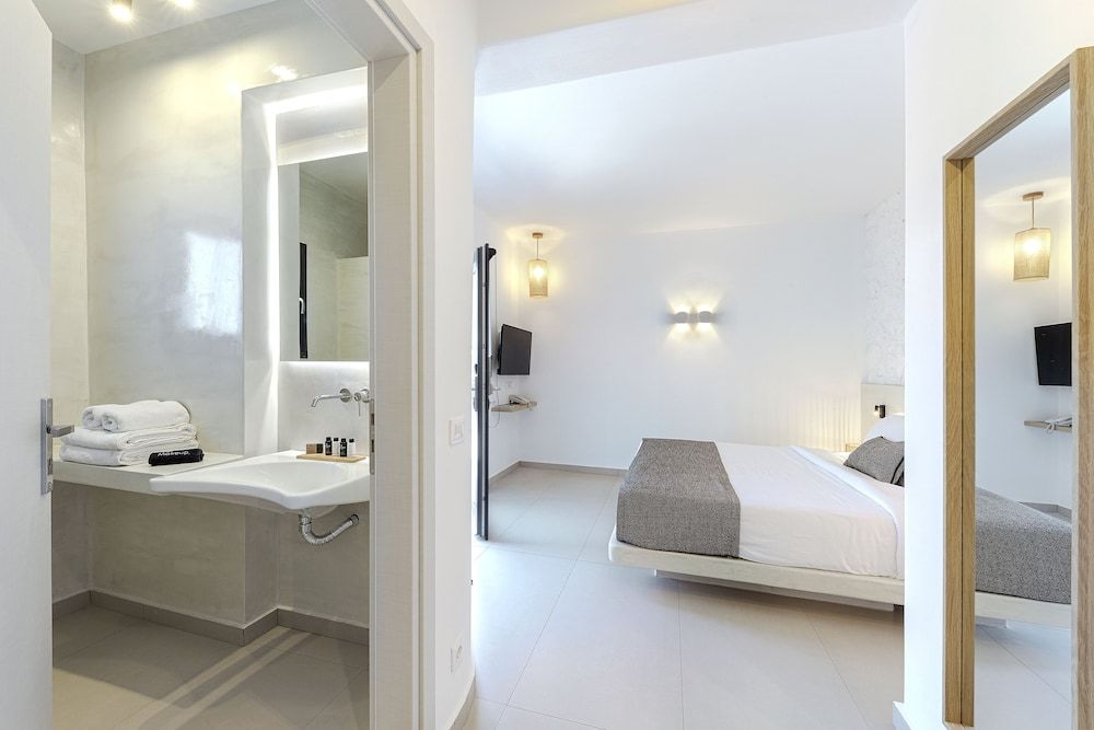 Onyx Hotel & Suites Standard Double Room, Pool View 4