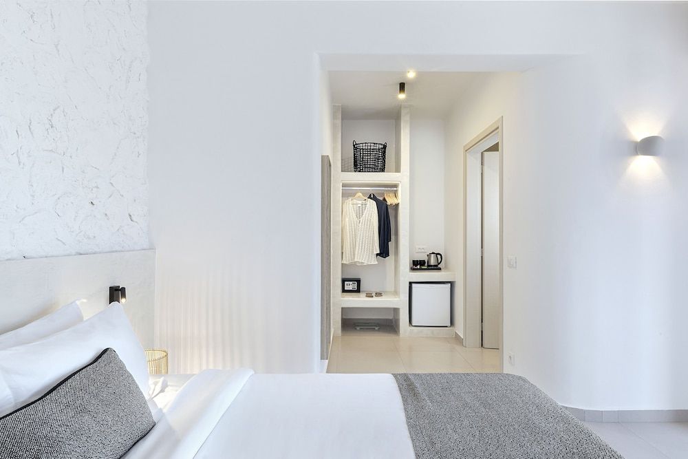 Onyx Hotel & Suites Standard Double Room, Pool View 3