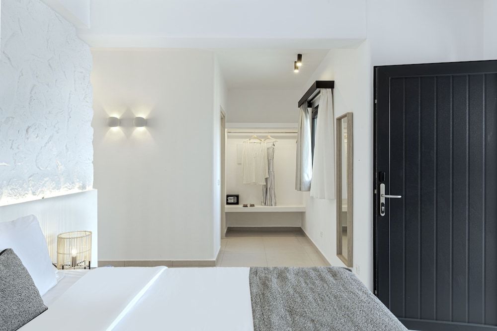 Onyx Hotel & Suites Standard Double Room, Pool View 7