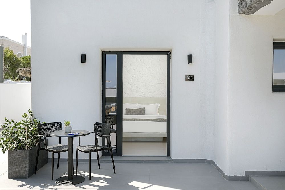 Onyx Hotel & Suites Standard Double Room, Pool View 6