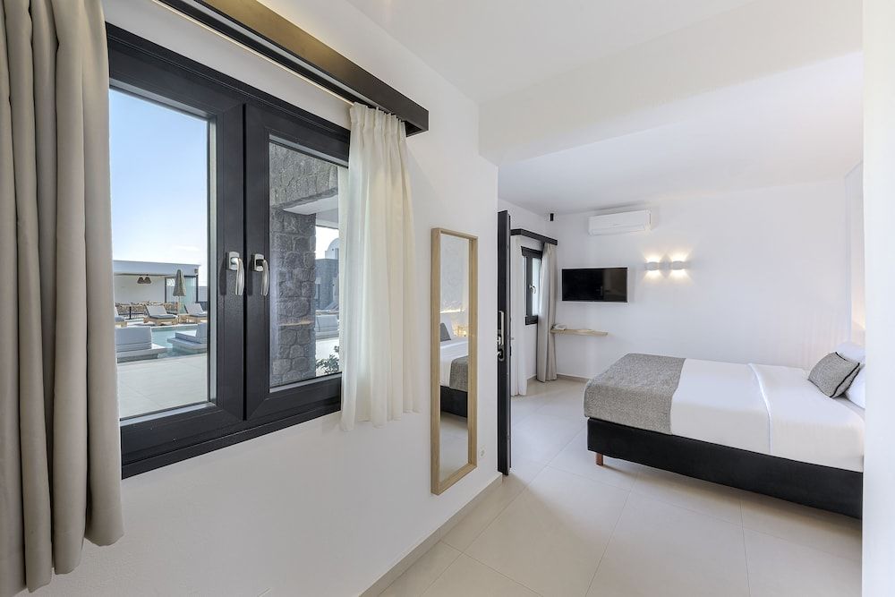 Onyx Hotel & Suites Standard Double Room, Pool View