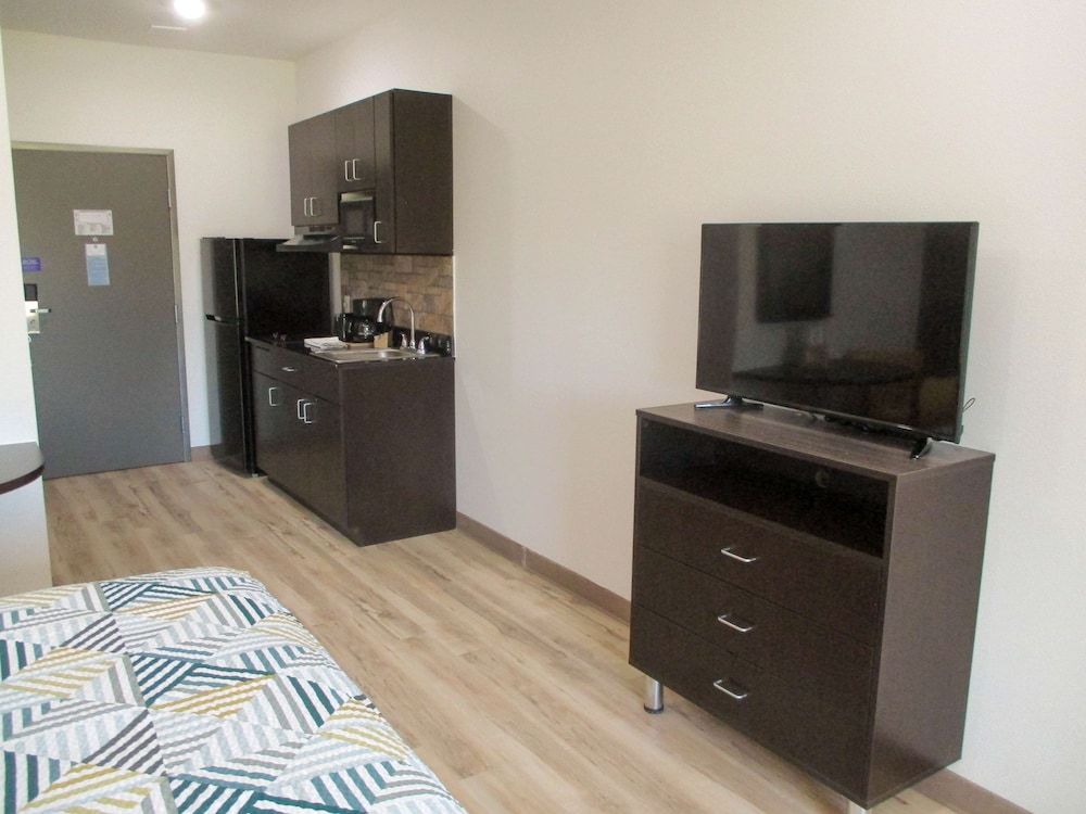 Studio 6 Port Allen, LA - Baton Rouge I-10 Deluxe Room, 1 King Bed, Non Smoking, Kitchenette 7