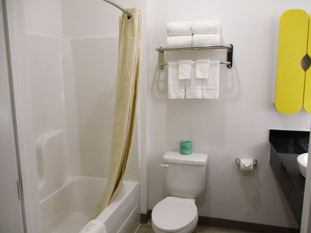 Studio 6 Port Allen, LA - Baton Rouge I-10 Standard Room, 2 Queen Beds, Accessible, Non Smoking 6