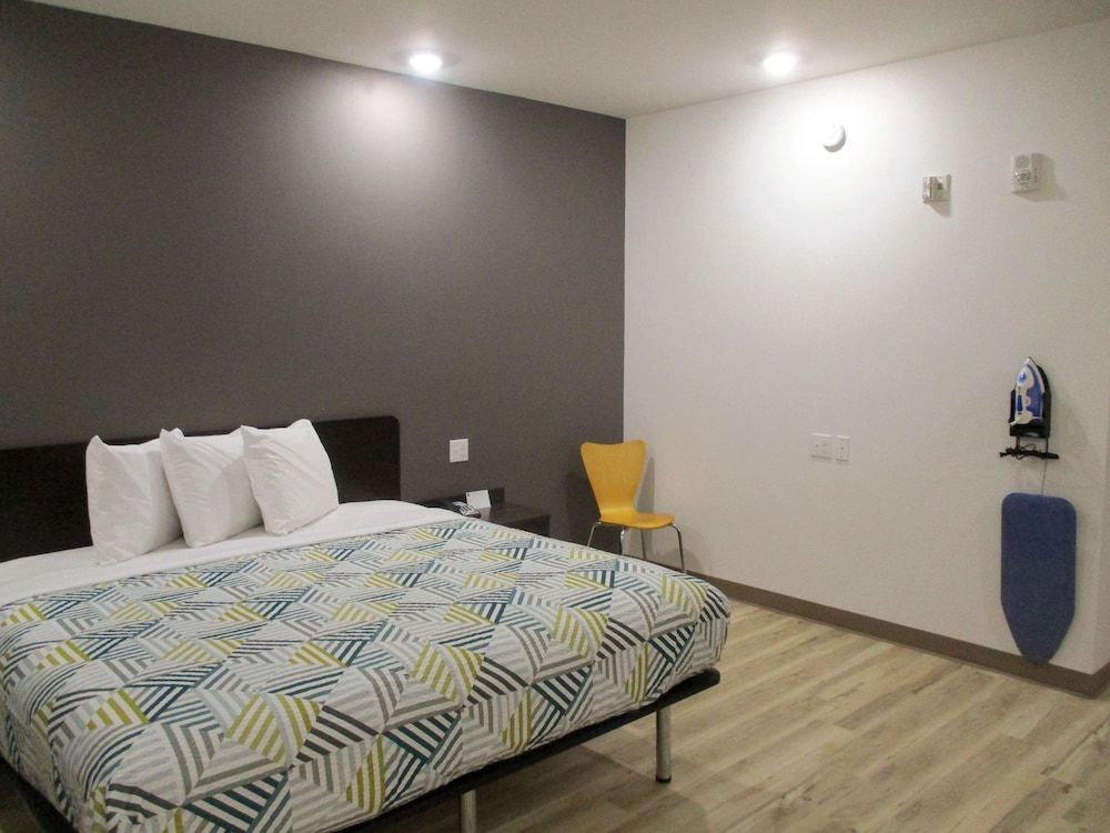 Studio 6 Port Allen, LA - Baton Rouge I-10 Deluxe Room, 1 King Bed, Non Smoking, Kitchenette 5