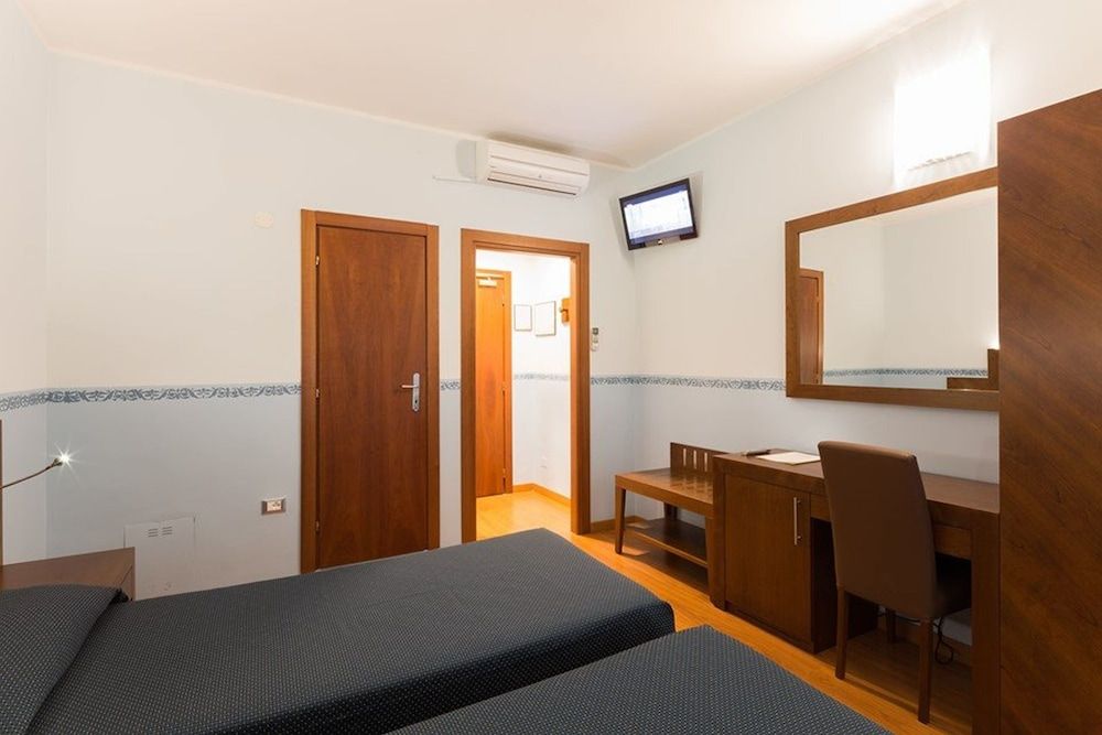 Hotel Terminus & Plaza Classic Twin Room 8