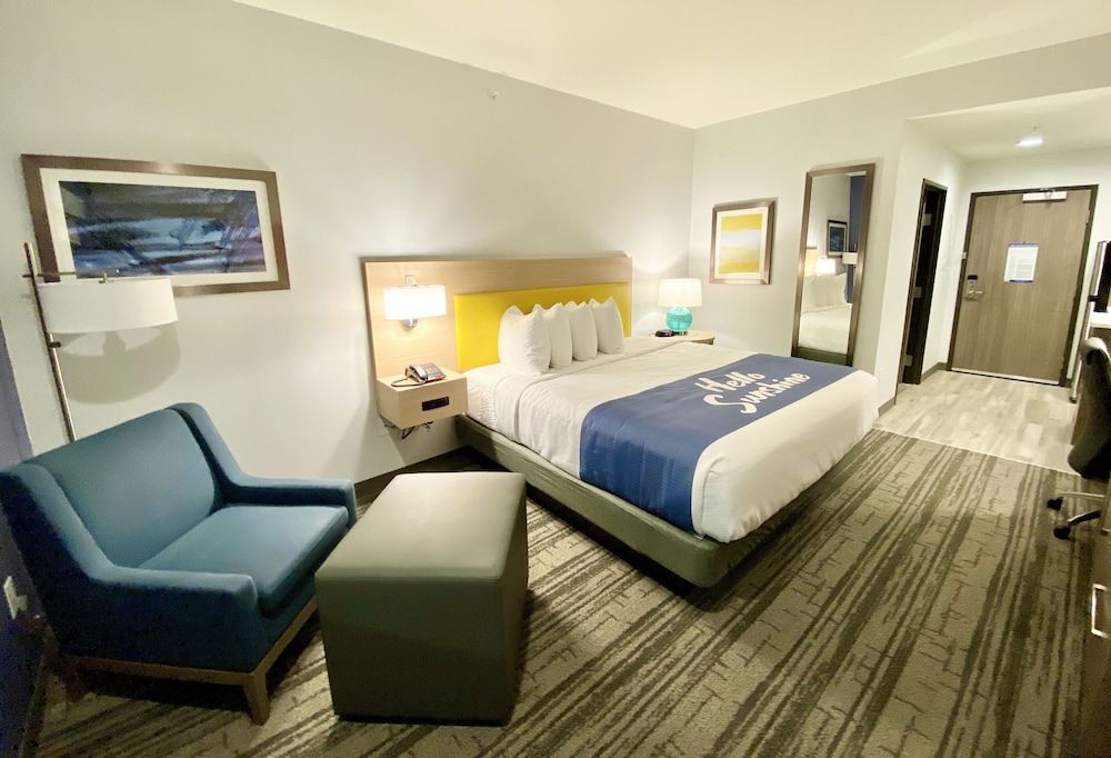 Room, 1 King Bed, Accessible, Non Smoking (Mobility/Roll-in Shower)