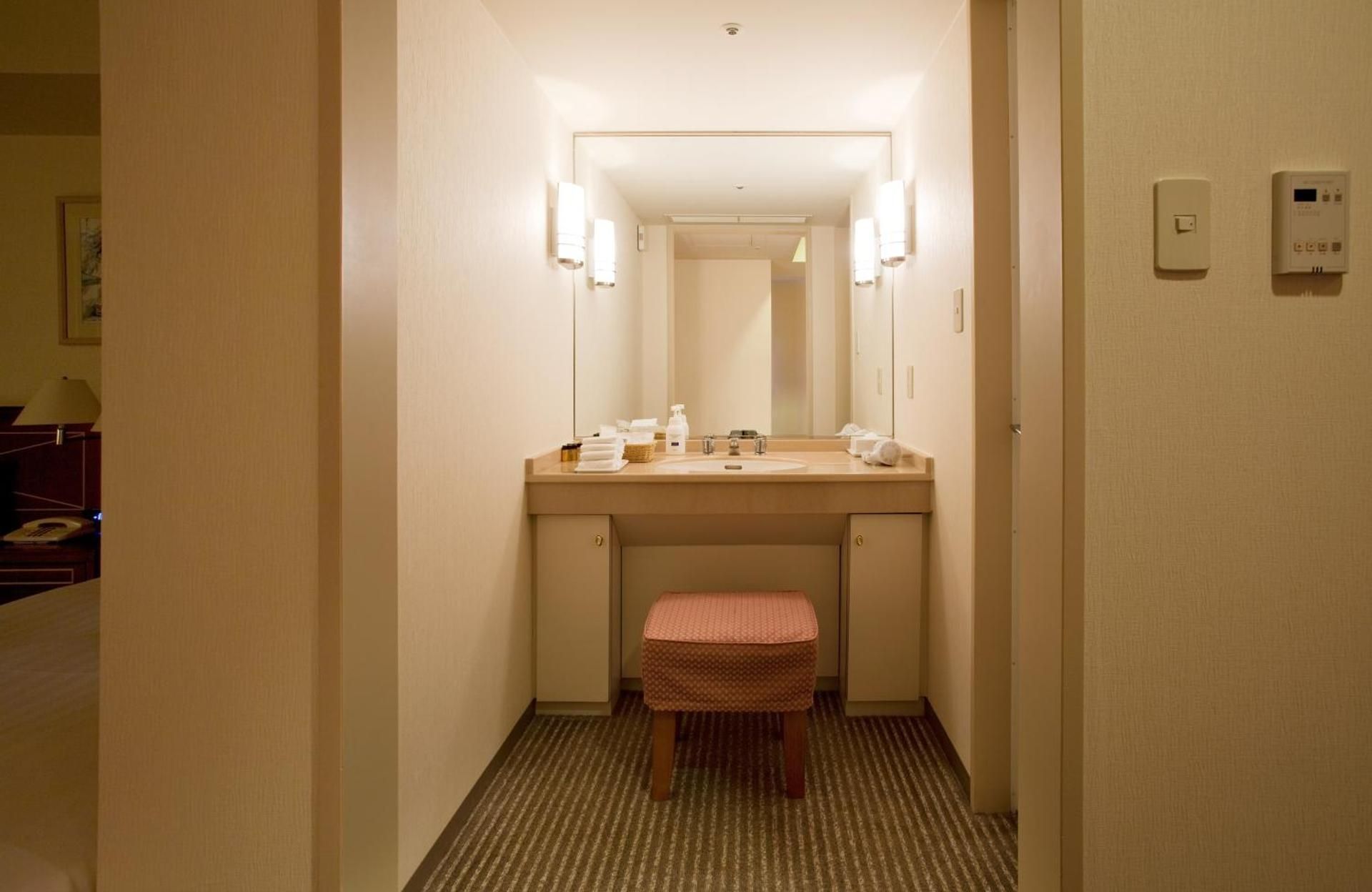 Deluxe Corner Double Room - Non-Smoking