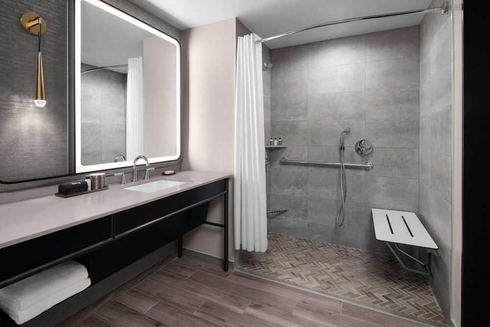 Room, 2 Queen Beds, Accessible (Roll-In Shower)