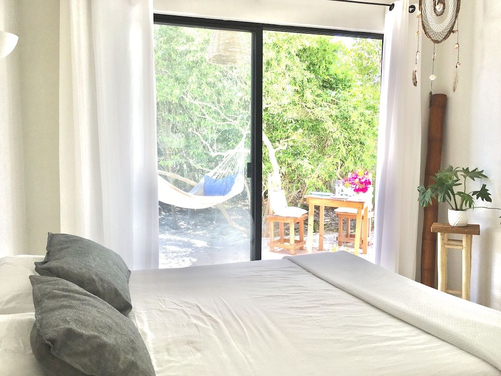 LunArena Barefoot Comfort Arena Suite with garden/pool view