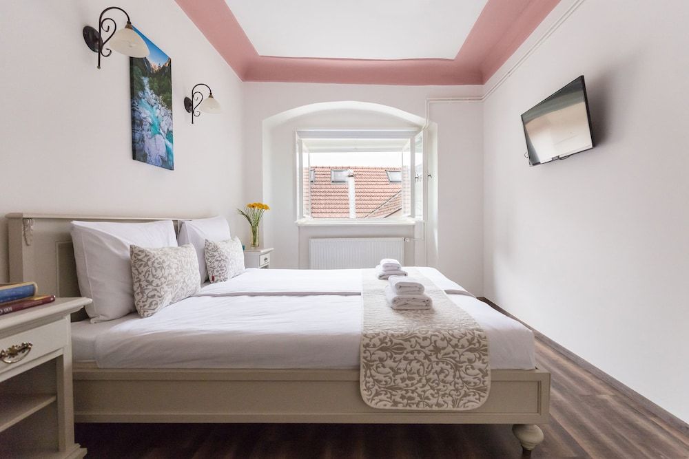 Barbo Palace Apartment, 1 Bedroom, Courtyard View 2