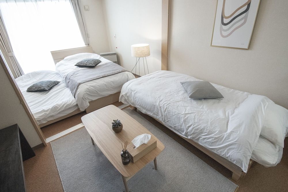 Room 403 Suitengu