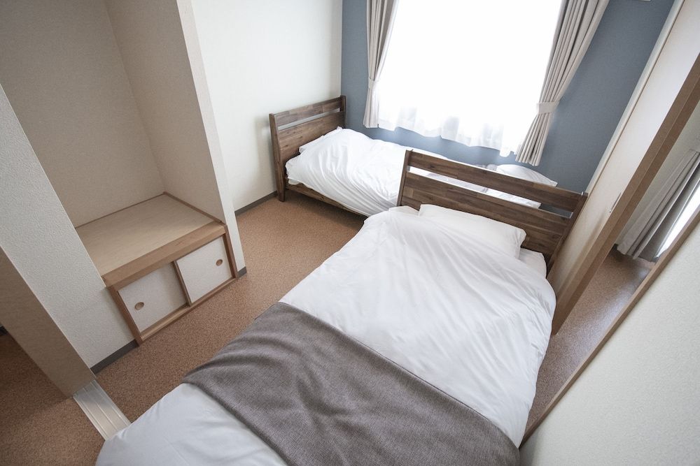 Room 405 Suitengu