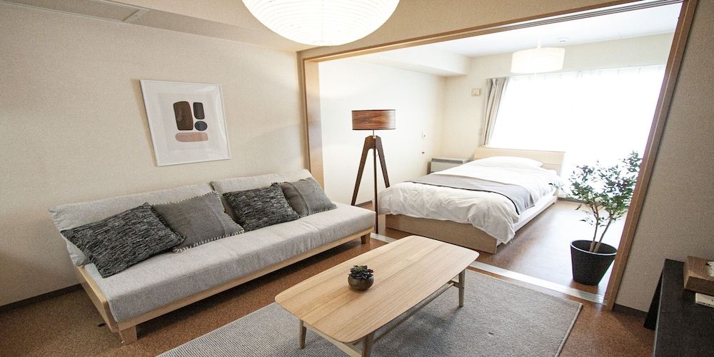 Room 402 Suitengu