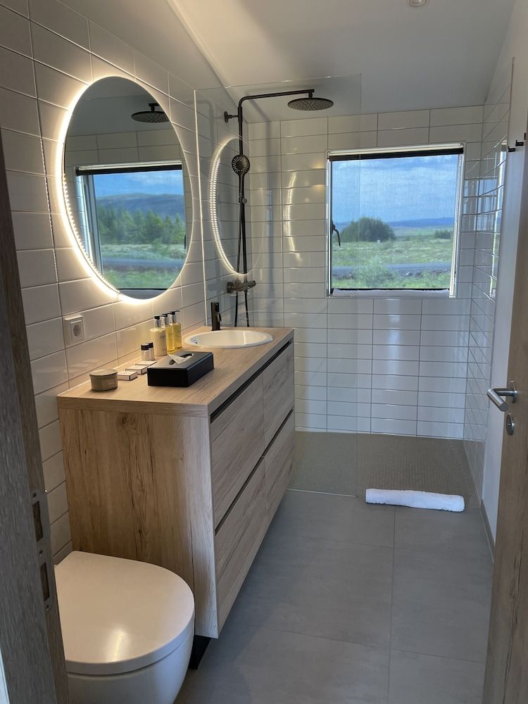 Kerbyggd: Luxury House and Cottage in Golden Circle Two bedroom suite House with hot tub 3