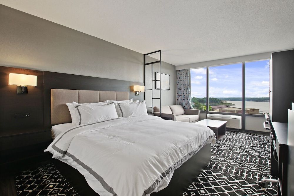 Lake Facing King Deluxe