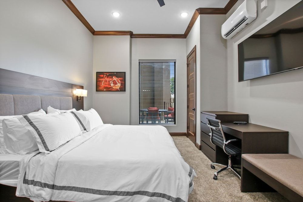 Townhouse Lakeview Executive Suite with Patio