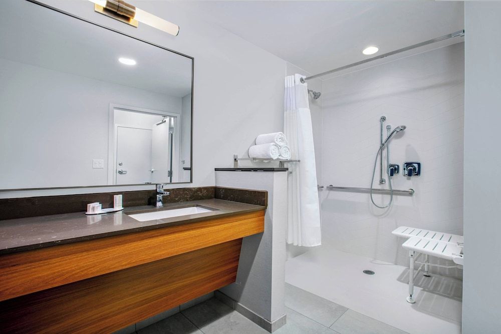 Room, 2 Queen Beds (Mobility Accessible, Tub)