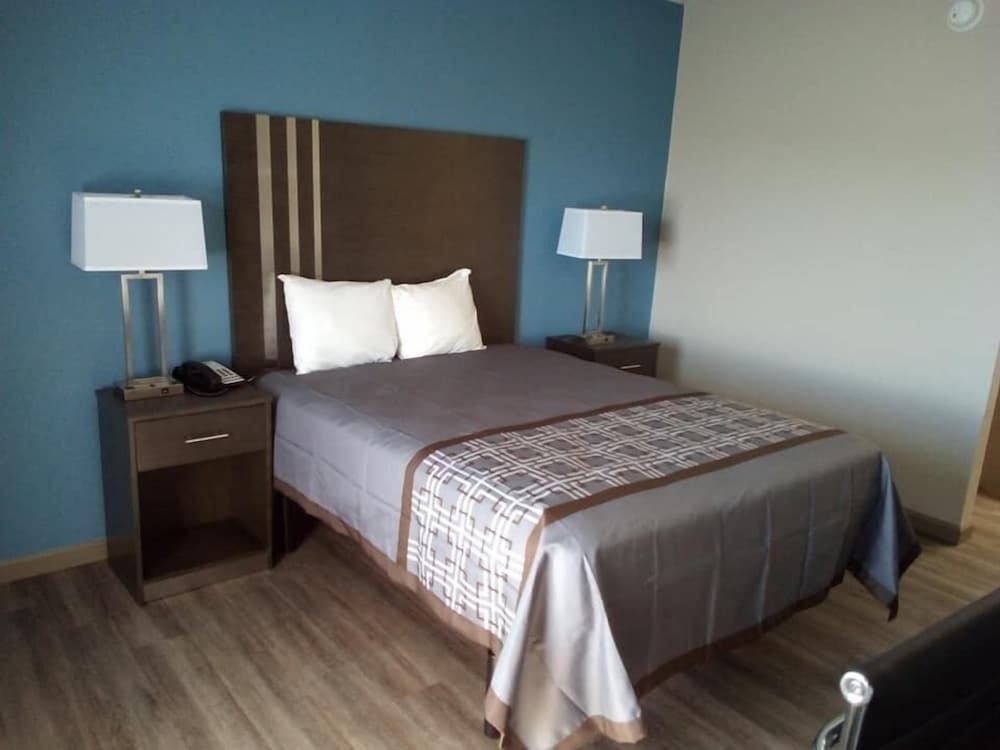Standard Room, 1 King Bed, Smoking, Refrigerator & Microwave